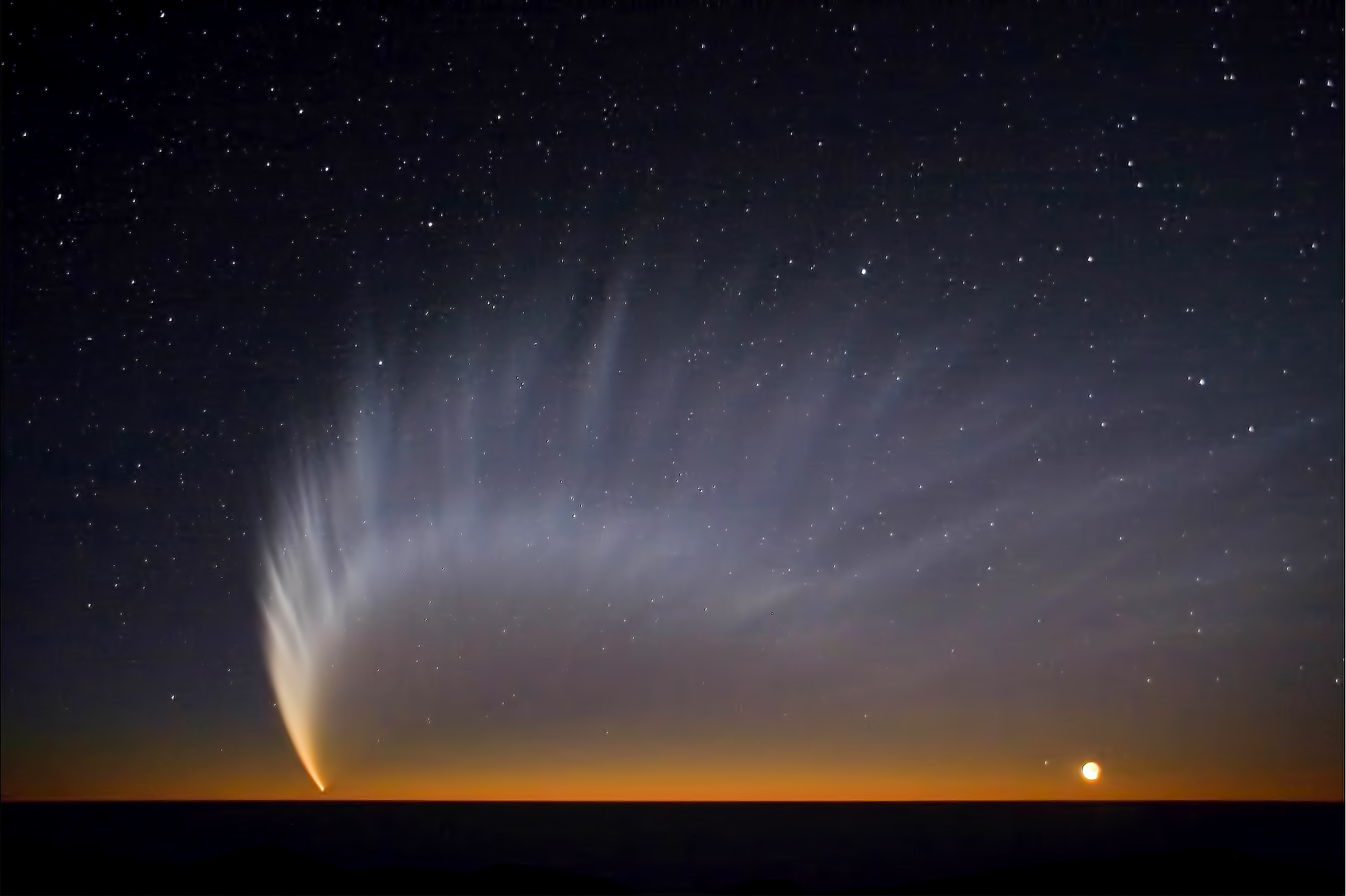 Comet_McNaught_at_Paranal.jpg